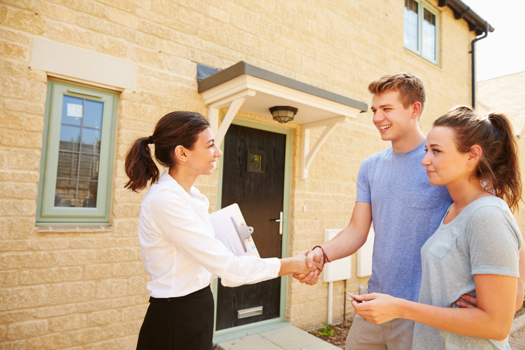 man shaking hands with the realtor